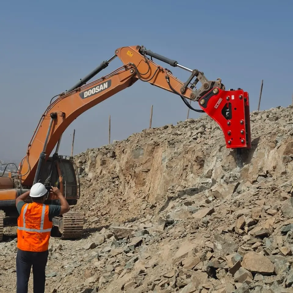 Martillos Hidráulicos en Demolición Pesada: Optimiza Rendimiento y Seguridad
