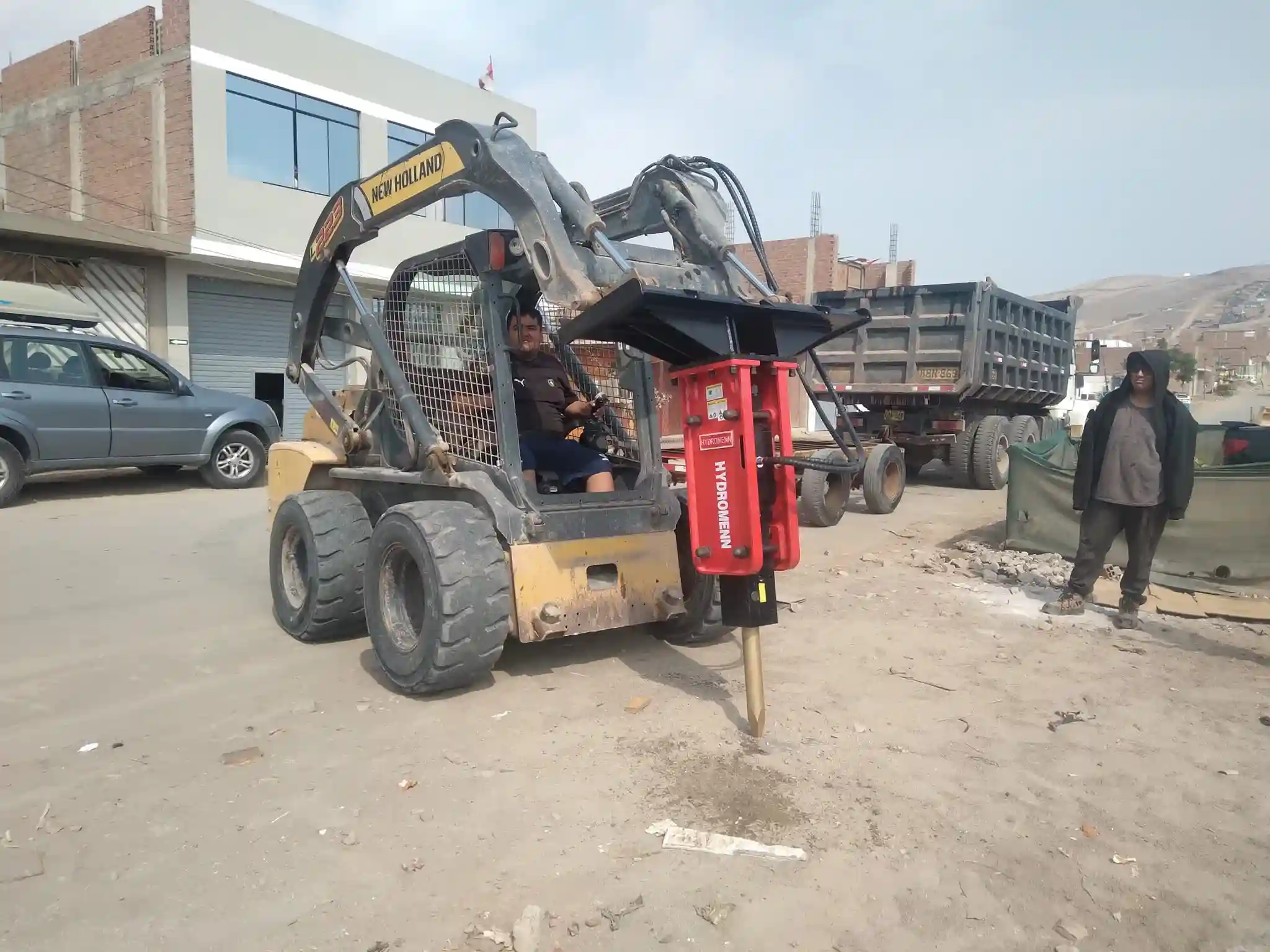 Aplicado en demolición, zanjeo, asfaltos y obras de saneamiento urbano.
