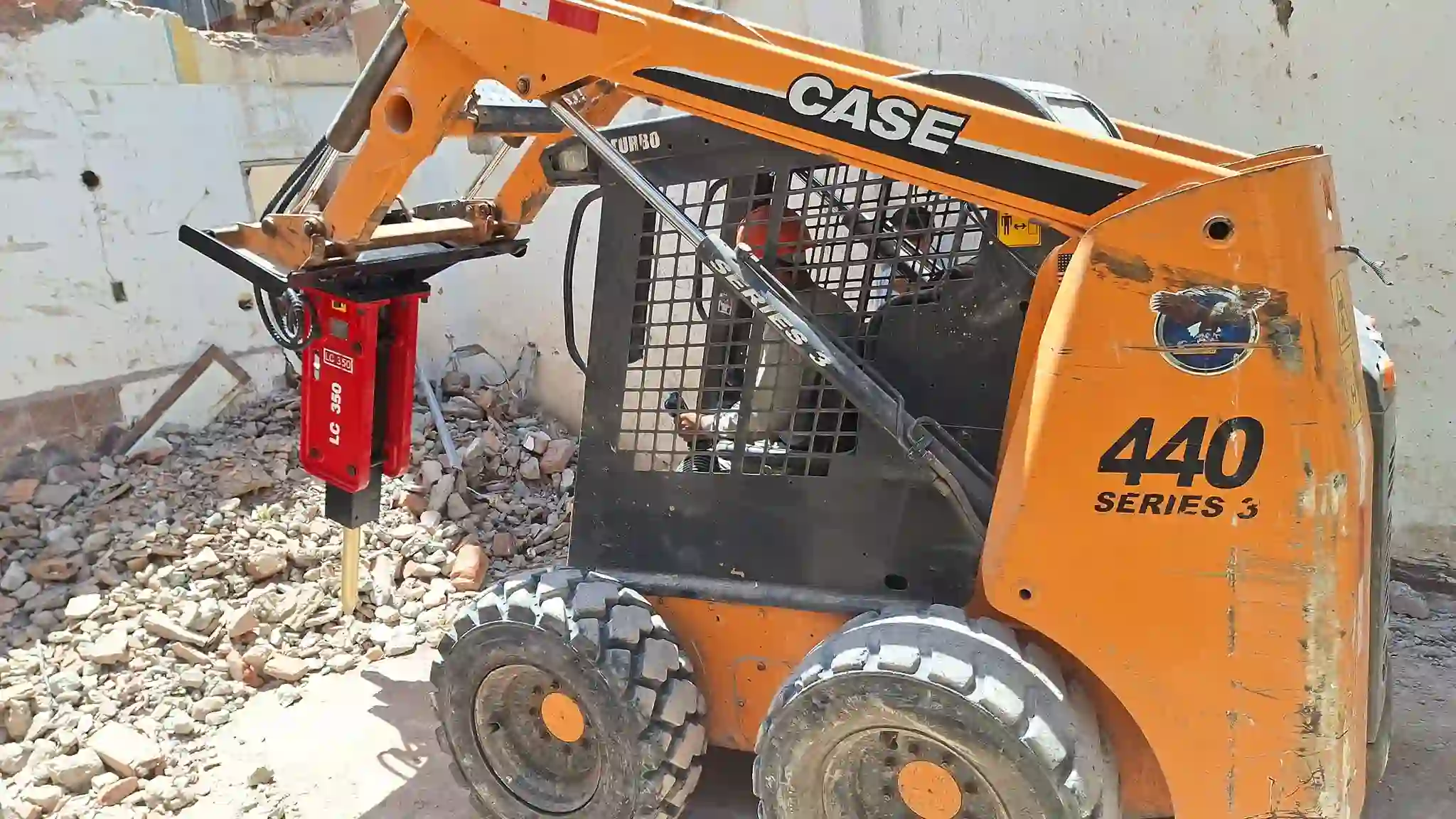 Aplicado en demolición, zanjeo, asfaltos y obras de saneamiento urbano.