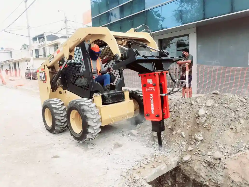 Aplicado en demolición, zanjeo, asfaltos y obras de saneamiento urbano.