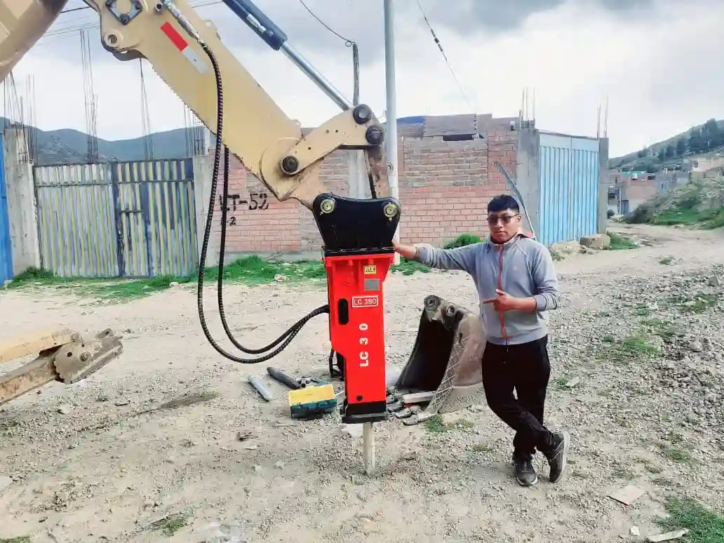 Aplicado en zanjeo, mantenimiento urbano y demoición ligera.