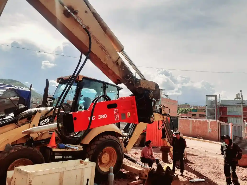 Aplicado en zanjeo, mantenimiento urbano y demoición ligera.