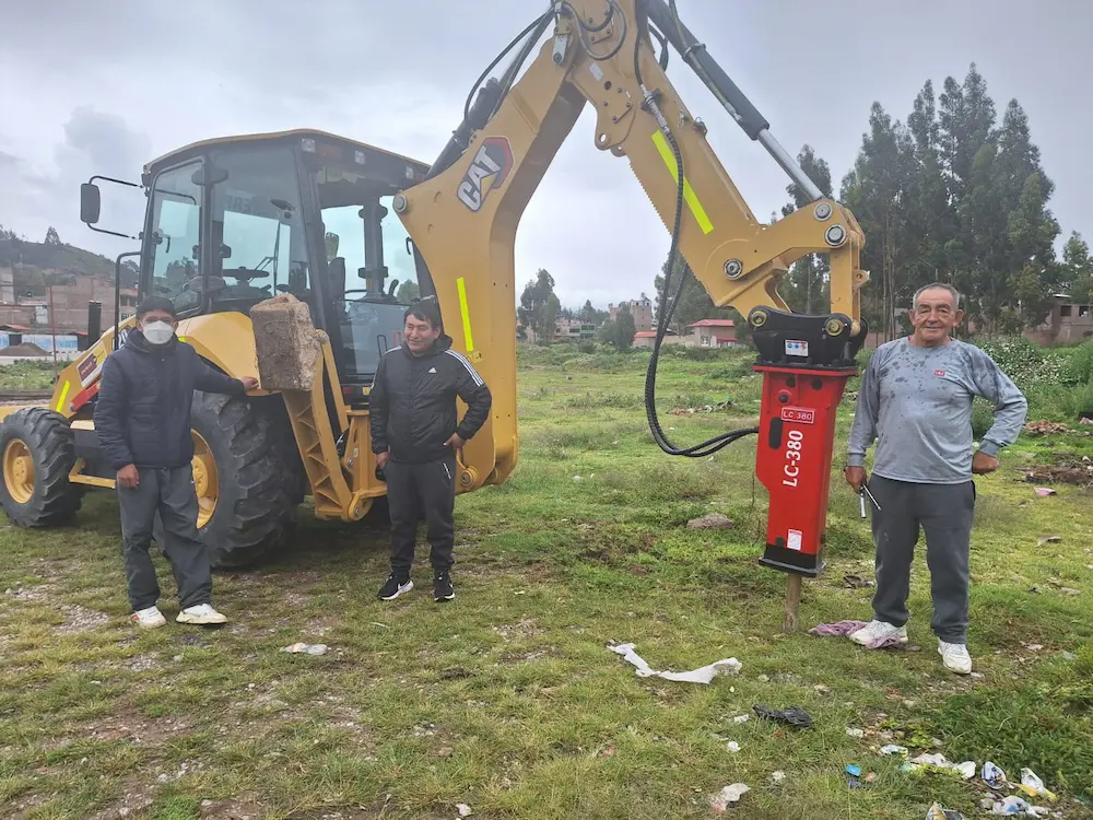 Aplicado en zanjeo, mantenimiento urbano y demoición ligera.
