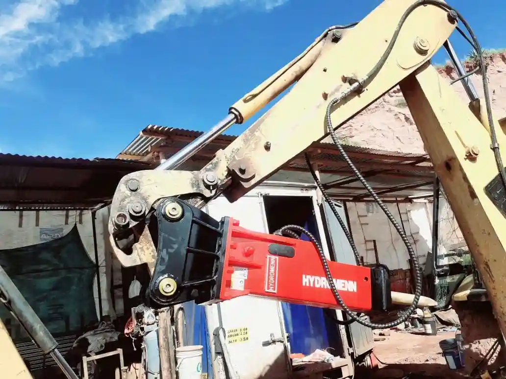 Aplicado en zanjeo, mantenimiento urbano y demoición ligera.