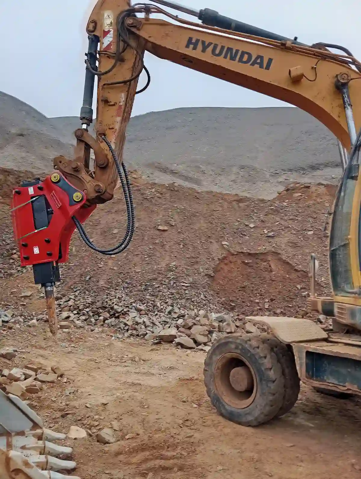 Aplicado en demolición, canteras y movimiento de tierras.